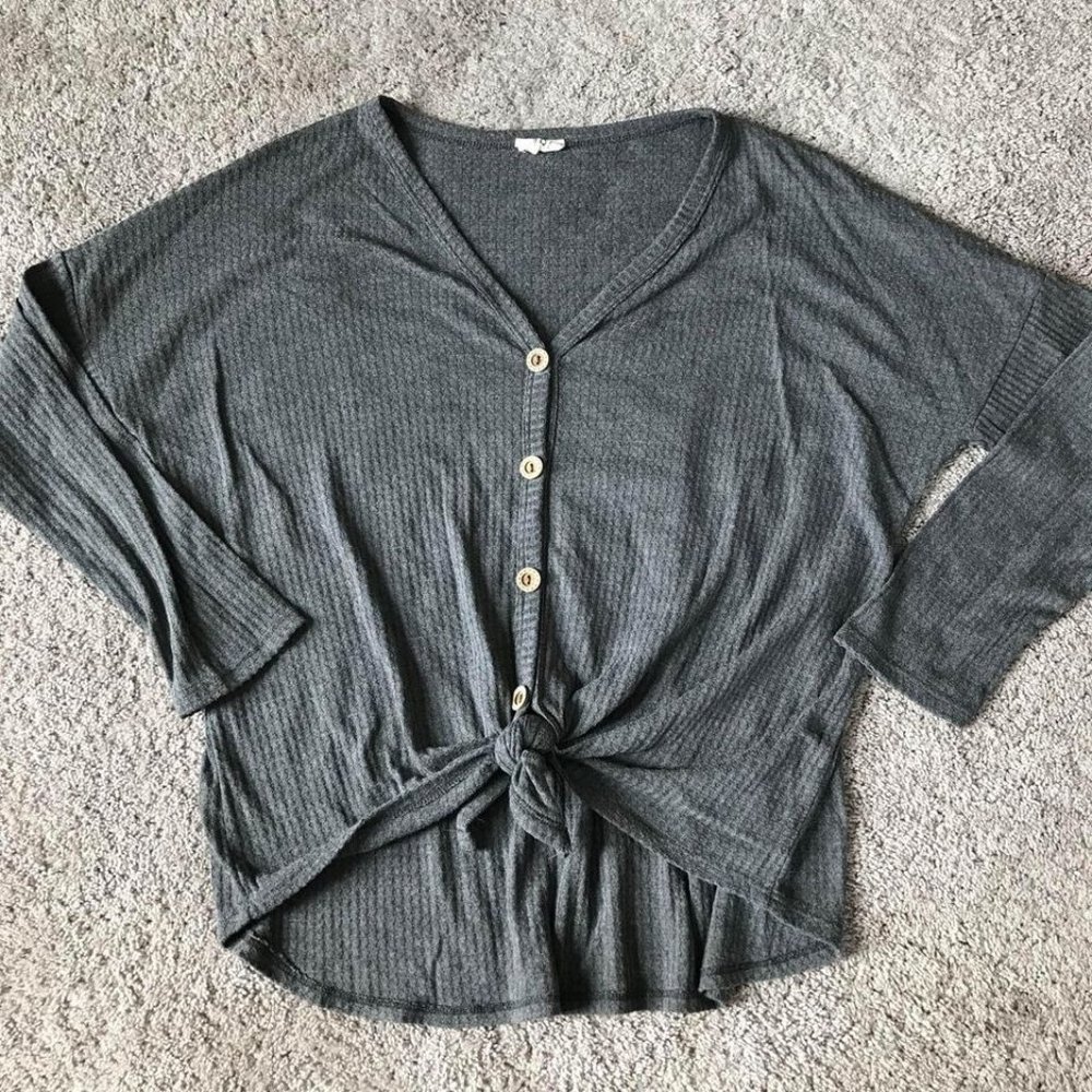 Bib! Women’s large gray button down top